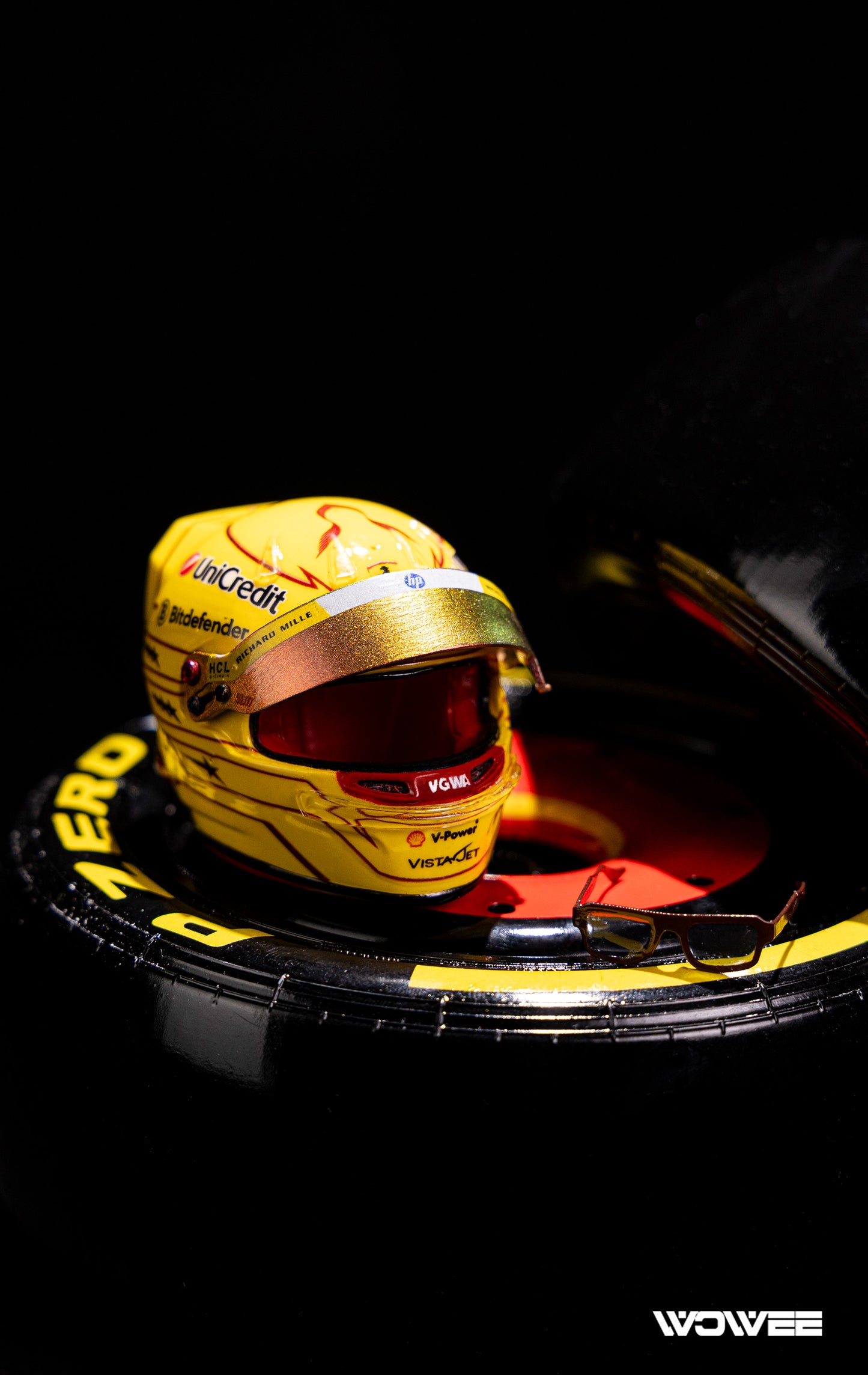 LEWIS HAMILTON - 1:6 SCALE STATUE