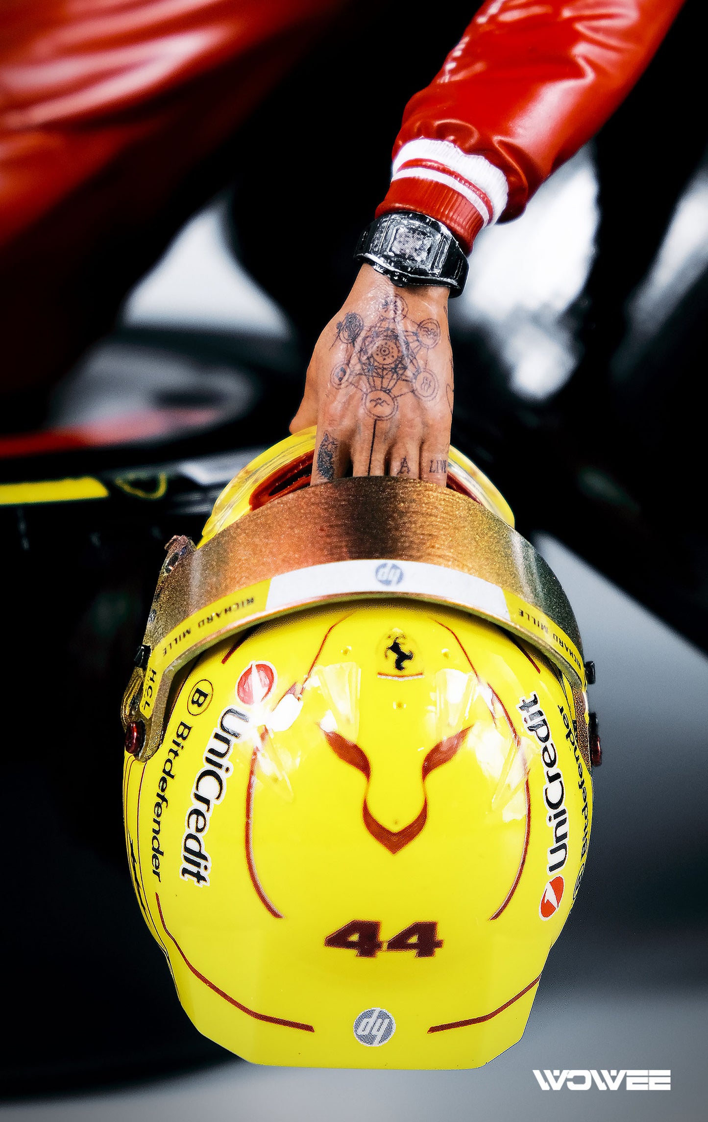 LEWIS HAMILTON - 1:6 SCALE STATUE