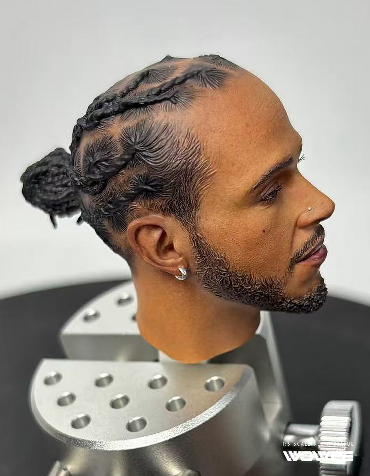 LEWIS HAMILTON - 1:6 SCALE STATUE