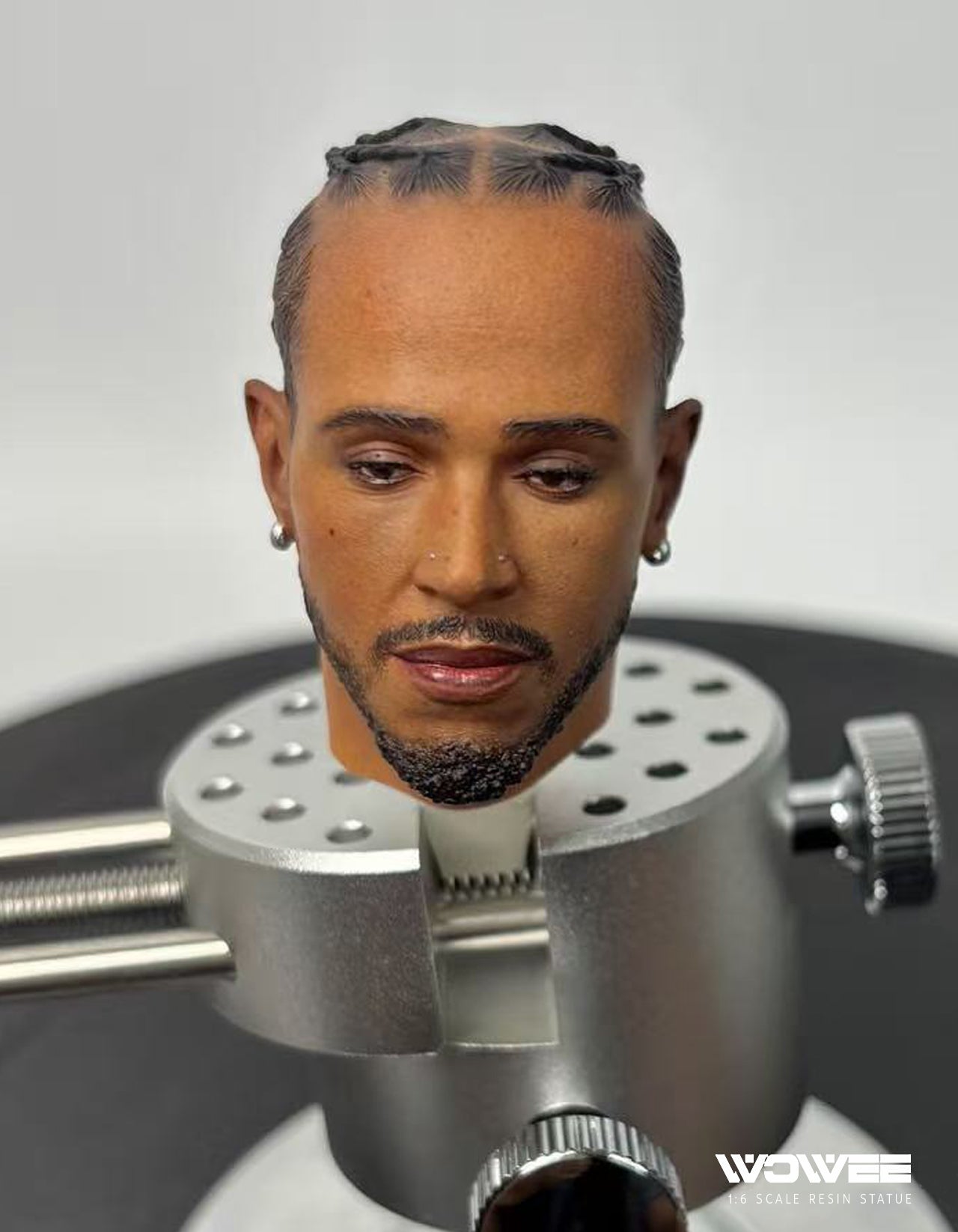 LEWIS HAMILTON - 1:6 SCALE STATUE